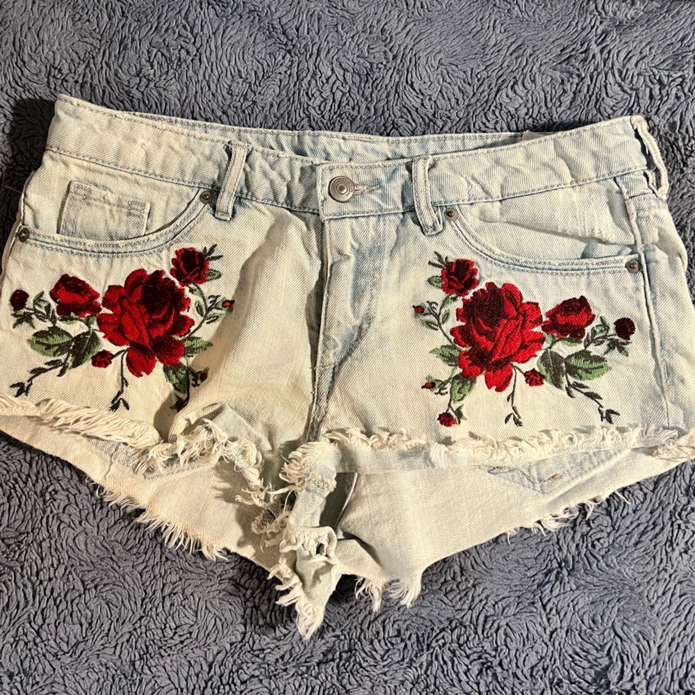 Divided Acid Wash Floral Embroidered Shorts